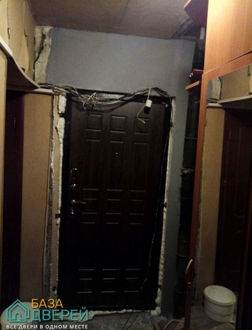 темная входная дверь в квартиру с мдф.jpg