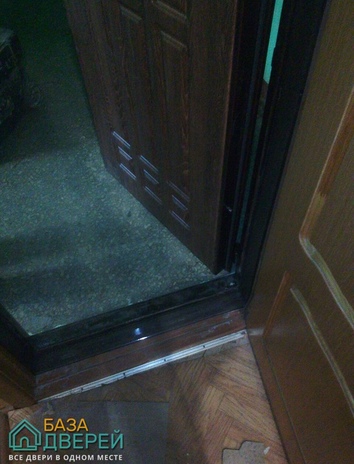 стальной порог входной двери в квартиру.jpg