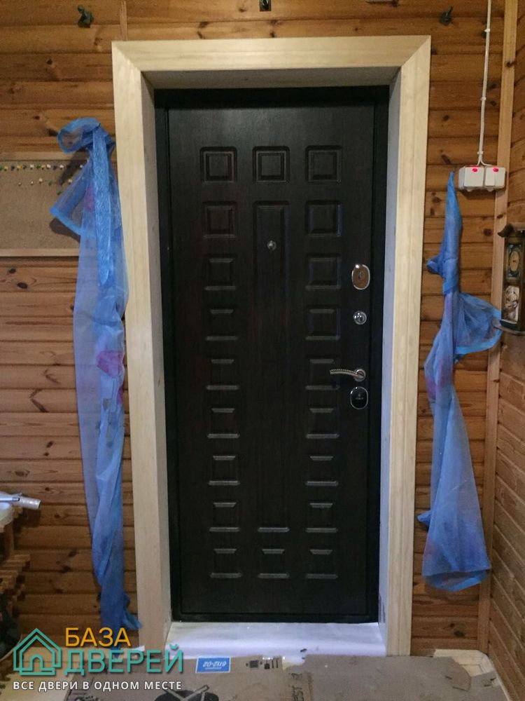 Установка входной двери в деревянном доме — выбор, особенности монтажа, заказ